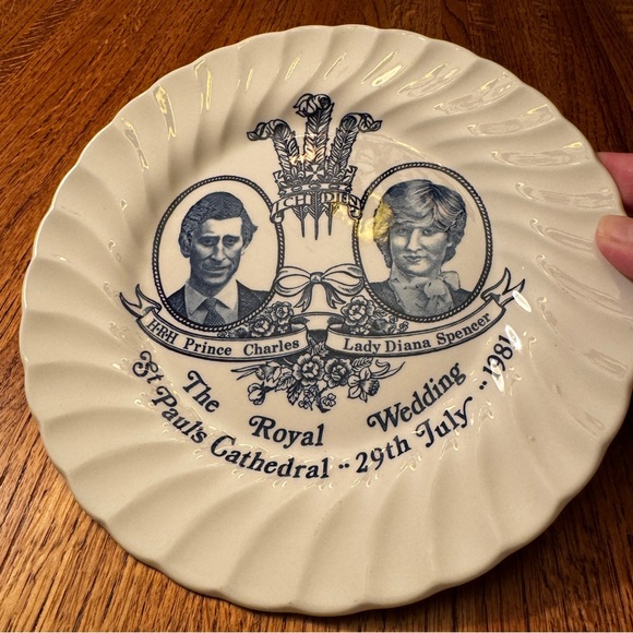 Vintage Royal Wedding plate, 1981, Prince Charles and Lady Diana Spencer - Picture 5 of 8